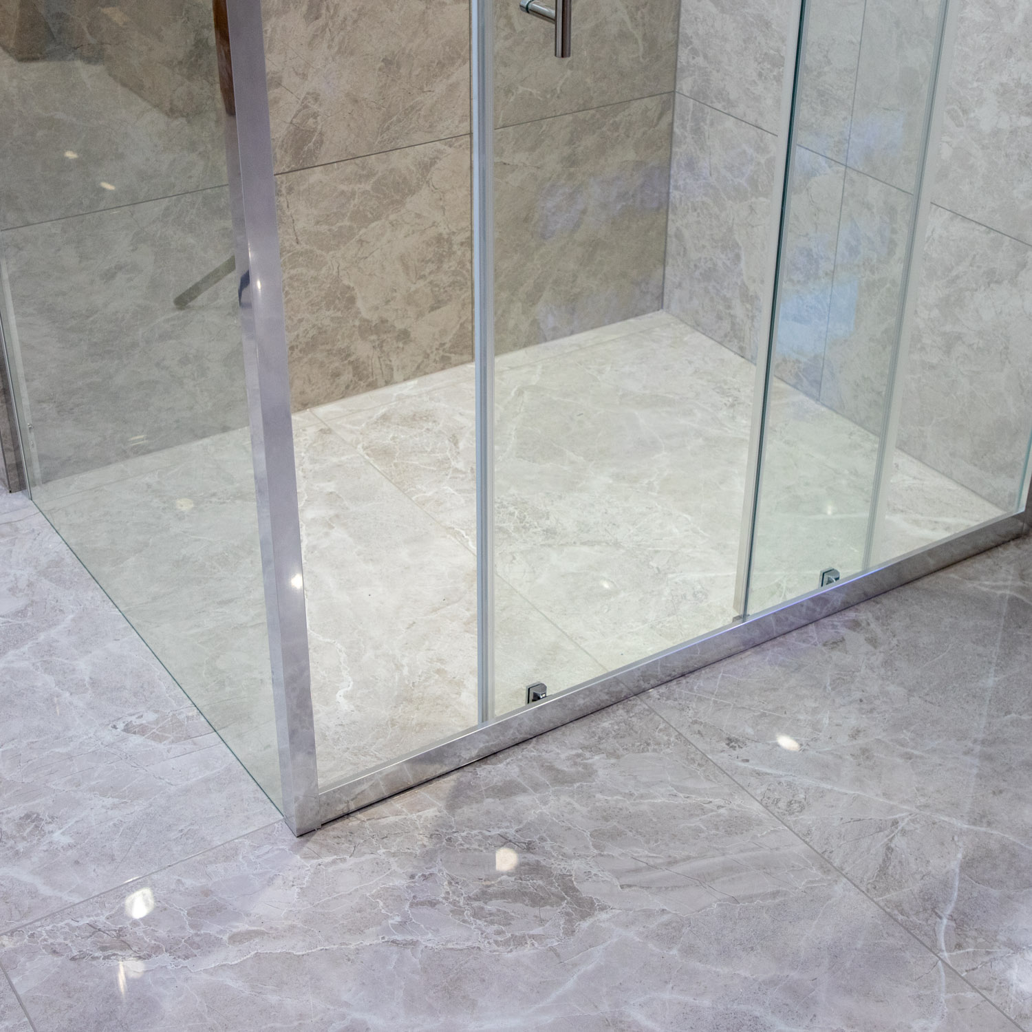 Modern Minimalist Sliding Shower Door Bright Silver Aluminium Frame Tempered Glass Custom Sizes for Home Hotel Use 1 Year